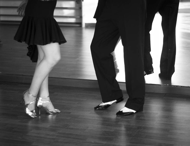Ballroom taniec salsa tancerz instruktorzy mężczyzna i kobieta para taniec w shcool sala prób - Zdjęcie, obraz
