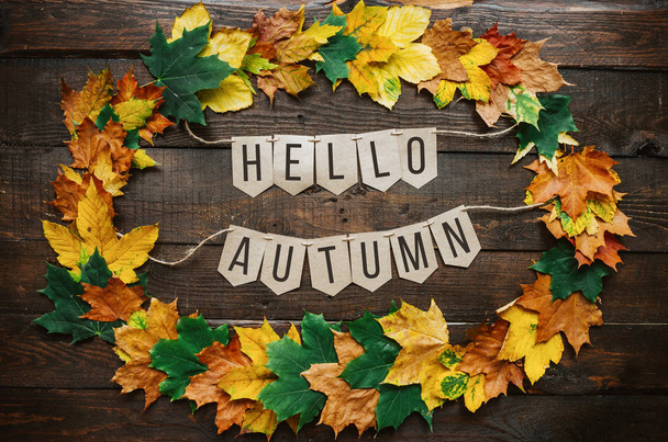 こんにちは、秋のレタリングは紙ダン ボールのエコ ガーランド秋葉の花輪、暗い茶色の素朴な納屋ウッドの背景. - 写真・画像