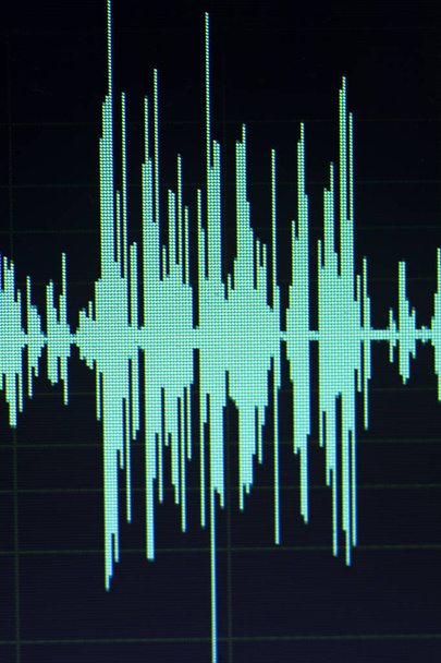Звуковая волна Студия редактирования компьютерной программы экран отображения звуков на экране от голосовой записи закадрового голоса
. - Фото, изображение