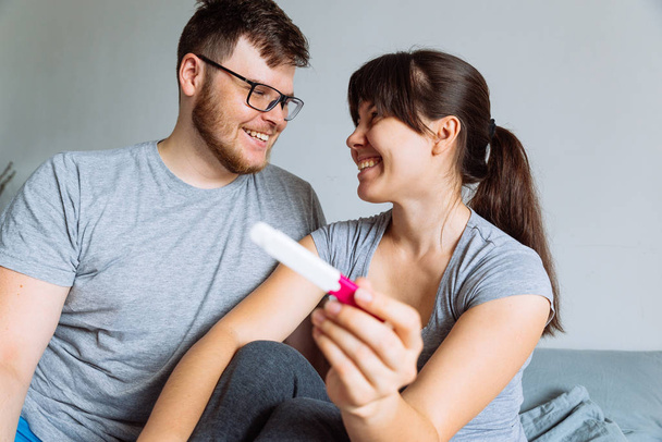 happy couple looking on pregnancy test - Foto, Bild
