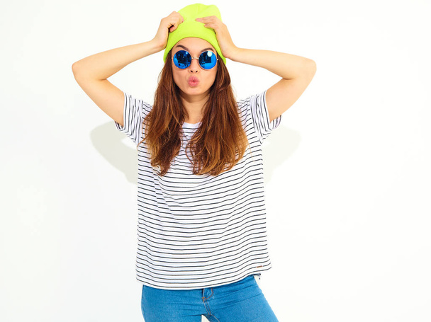 Портрет молодої стильної дівчини-моделі в повсякденному літньому одязі в жовтому капелюсі. Ізольовані на білому
 - Фото, зображення
