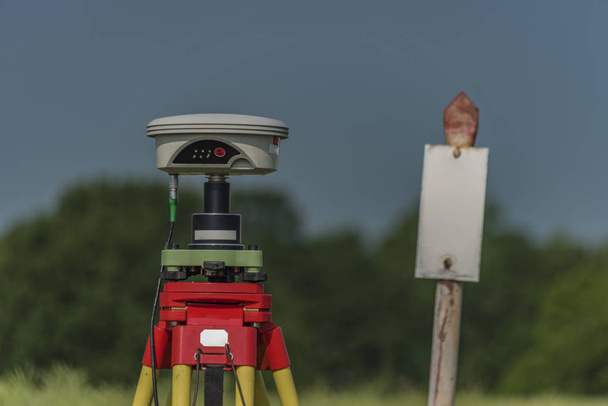 Ferramentas GPS no campo de urtiga no verão quente no sul da Boêmia
 - Foto, Imagem