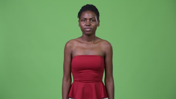 Młoda piękna kobieta Afryki z rękami skrzyżowanymi - Materiał filmowy, wideo