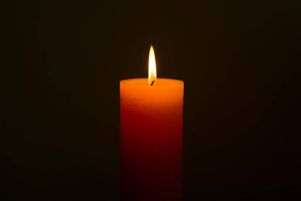 Kerzenlicht mit Flamme auf schwarzem Hintergrund - Foto, Bild