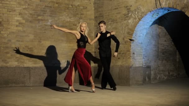 Twee jonge en mooie dansers voeren de tango. Latijns-Amerikaanse dansen. - Video