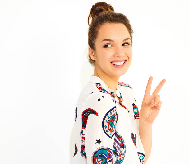 Smiling girl model in casual summer clothes, showing peace sign - Foto, afbeelding