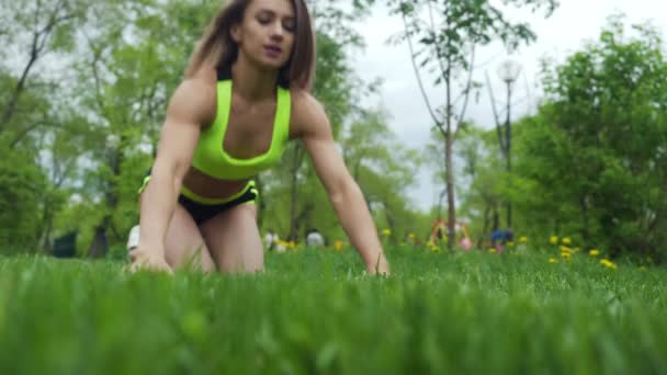 athletische junge Frau macht Liegestütze - Filmmaterial, Video