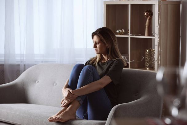 Yksinäinen nainen kärsii masennuksesta kotona
 - Valokuva, kuva