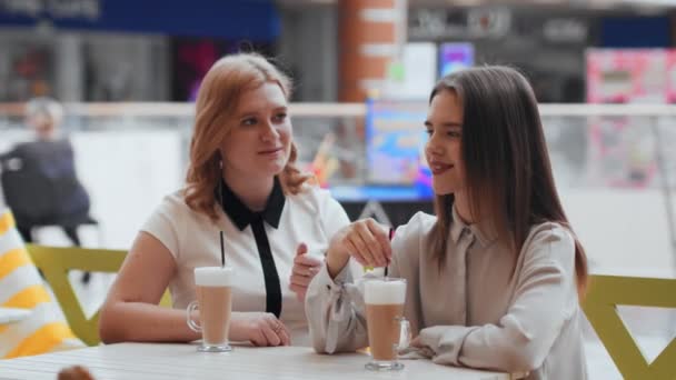 Jeunes femmes buvant du café et communiquant au café
. - Séquence, vidéo