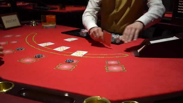 Τυχερά παιχνίδια μαύρο Jack σε ένα καζίνο - εσωτερικη. - Πλάνα, βίντεο