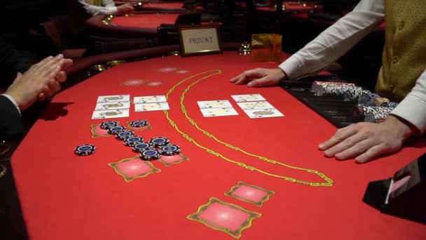 Full House Pokerspiel auf gamblimg Tisch. Casino. - Filmmaterial, Video