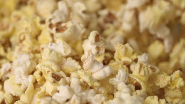 Heißes Popcorn im Haufen verrühren. Nahaufnahme von frischen Popcornflocken. Popcorn aufknallen - Filmmaterial, Video