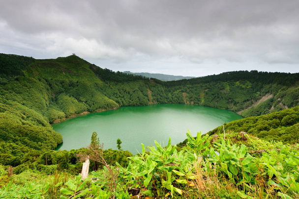 Panorama landschap van de Azoren lagunes. De Azoren-archipel heeft vulkanische oorsprong en het eiland Sao Miguel heeft vele meren fand is de beste reisbestemming van Portugal. - Foto, afbeelding