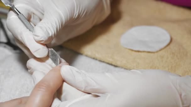 Vrouw krijgt nail manicure. Voorbereiden van vernis coating. - Video