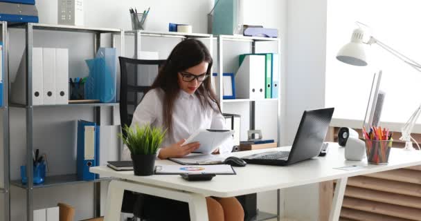 femme d'affaires travaillant sur tablette dans un bureau moderne
 - Séquence, vidéo