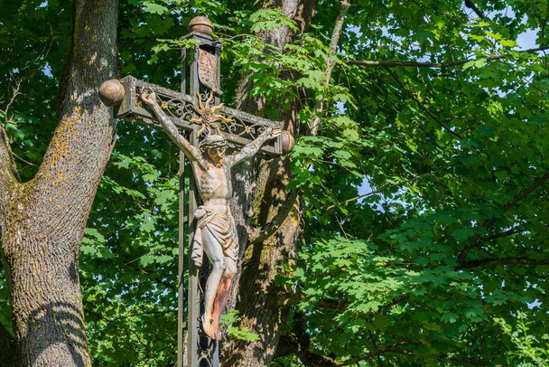 Cruz de hierro envejecido con la estatua de Jesús
 - Foto, imagen