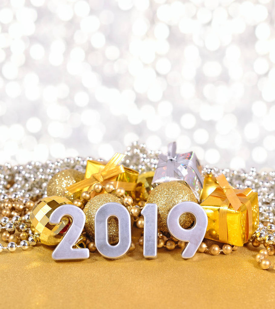 背景のボケ味のクリスマスの装飾の背景に 2019 年銀の数字 - 写真・画像