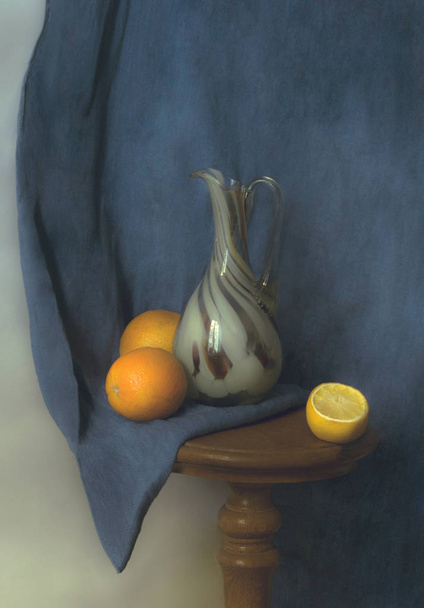 ein klassisches Stillleben mit Früchten und einer Vase in dezenten Farben. - Foto, Bild