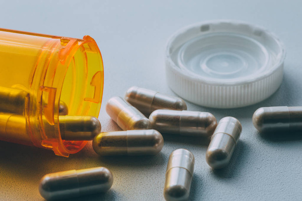 Oranje pil fles en geneeskunde pillen of tabletten, medicatie apotheek drugs concept, macro close-up - Foto, afbeelding