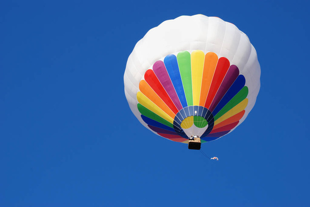 fehér és színes hőlégballon a kék skye - Fotó, kép