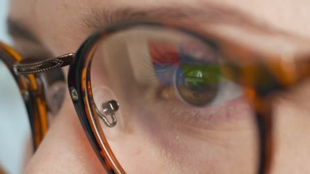 Nő a szemüveg keres az interneten. Közeli kép:. - Felvétel, videó