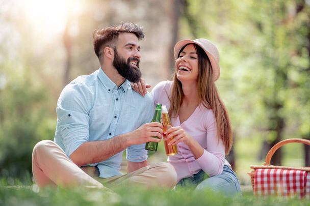 Romantikus dátum. Fiatal pár a szerelem a piknik a parkban. - Fotó, kép