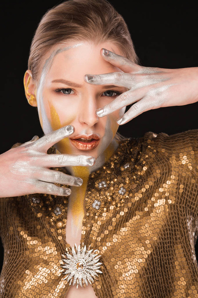 Piękno strzelać modne Pani blondynka z złote i srebrne farby na jej twarz i dłonie - Zdjęcie, obraz