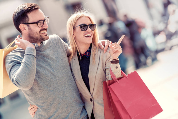 Photo montrant des jeunes couples faisant du shopping dans la ville
. - Photo, image