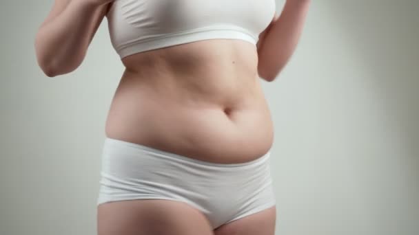 Vista lateral da mulher com barriga gorda. Conceito de obesidade
. - Filmagem, Vídeo