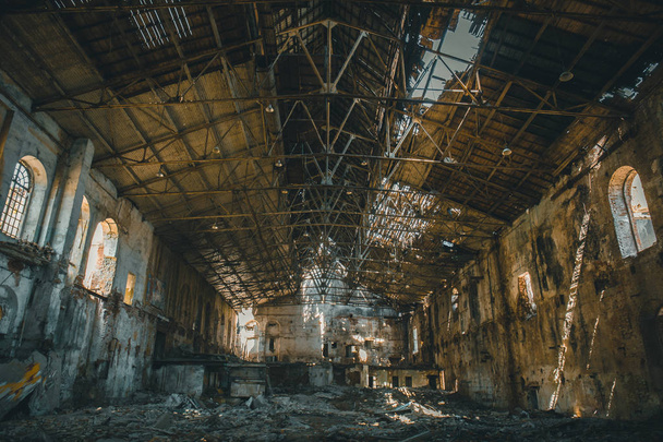Ruínas abandonadas do edifício industrial da fábrica dentro, vista do corredor, perspectiva e luz solar, ruínas assustadoras e conceito de demolição
 - Foto, Imagem