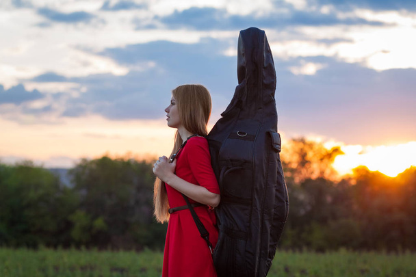 Женщина-виолончелист с виолончелью на природе
 - Фото, изображение