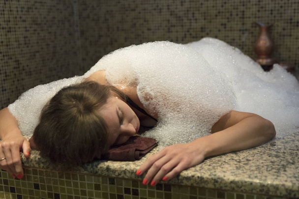 Giovane donna in hammam o schiuma di sapone bagno turco
. - Foto, immagini