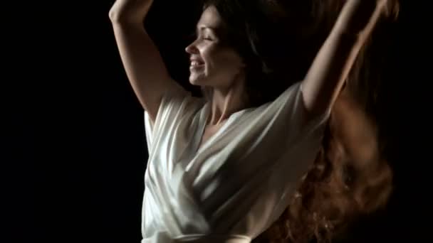 Mulher sexual no robe de seda dançando
 - Filmagem, Vídeo