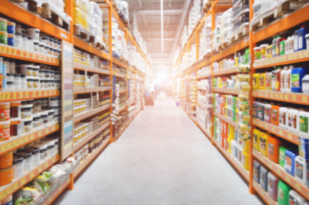 Baumarkt-Gang und Regale. Perspektivische Ansicht von Warenzeilen in Supermärkten mit Produkten. verschwommene abstrakte Einkaufs- und Handelshintergründe. - Foto, Bild