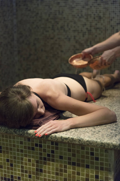 Masaje de mujer joven en baño turco o hammam
. - Foto, imagen