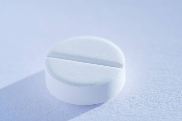 Pill tablet medicine lying isolated on white background extreme close-up macro. - Valokuva, kuva
