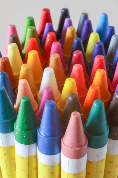 lápiz de colores en el escritorio
 - Foto, imagen