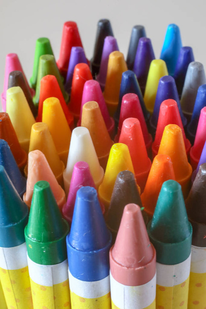 красочный карандаш на столе
 - Фото, изображение