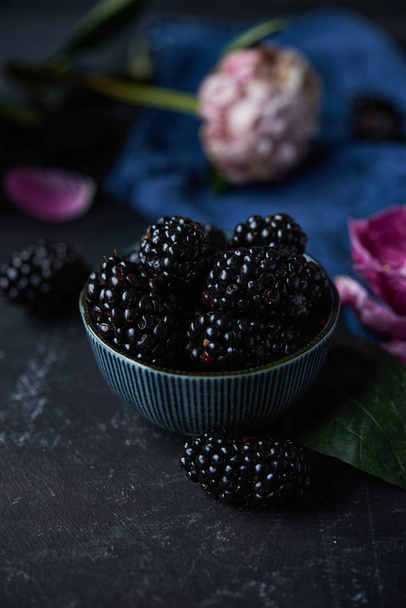 fresh blackberry in bowl  - Foto, Imagem