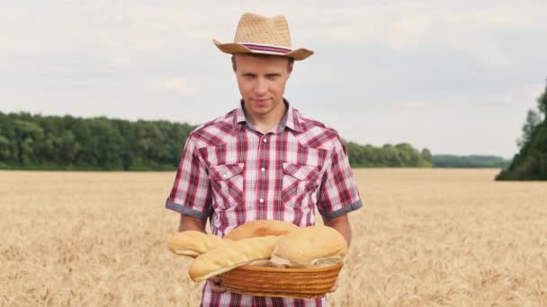 El hombre sostiene una cesta con productos de panadería
 - Metraje, vídeo