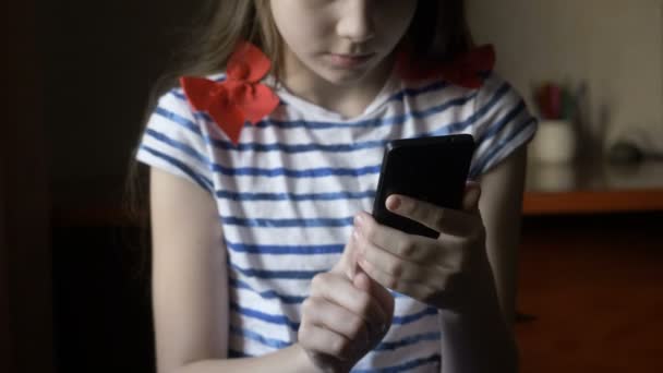 Sorridente messaggio di messaggistica ragazza su smartphone a casa
. - Filmati, video