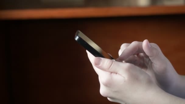 Női kezek SMS üzenet-ra smartphone. - Felvétel, videó