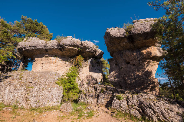 la ciudad encantada. Der verzauberte Naturpark der Stadt, eine Gruppe von fiesen Formen Kalksteinfelsen in Cuenca, Spanien. - Foto, Bild