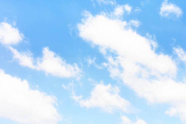 Cielo azul con nubes. Hermoso fondo natural
. - Foto, Imagen
