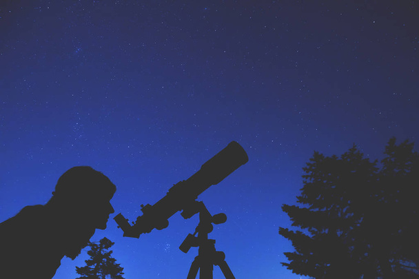Geceleri bir teleskop kullanan kız - Fotoğraf, Görsel