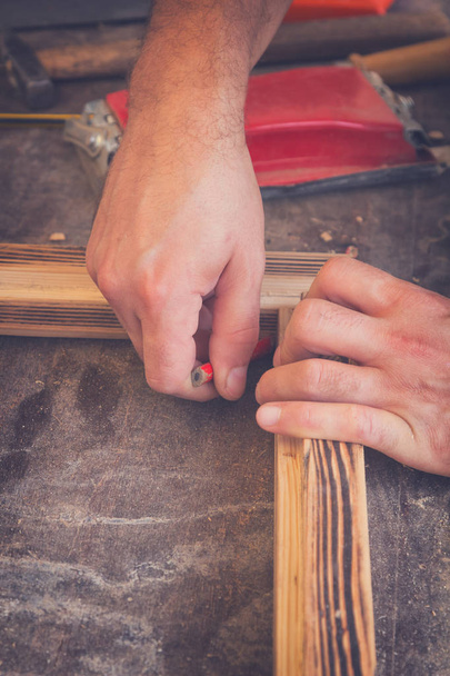 Carpenter označení s tužkou na starém dřevěném rámu - Fotografie, Obrázek