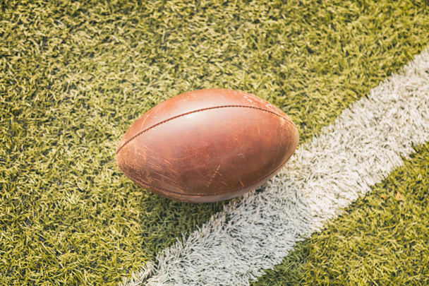 Ballon de football américain sur le terrain
  - Photo, image