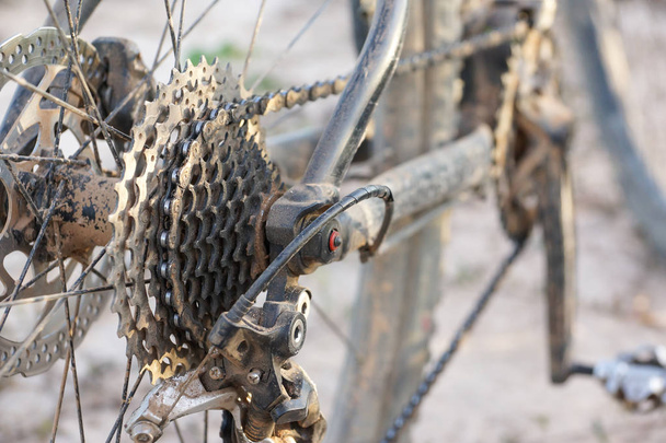 Брудний гірський велосипед покритий брудом і брудом
 - Фото, зображення
