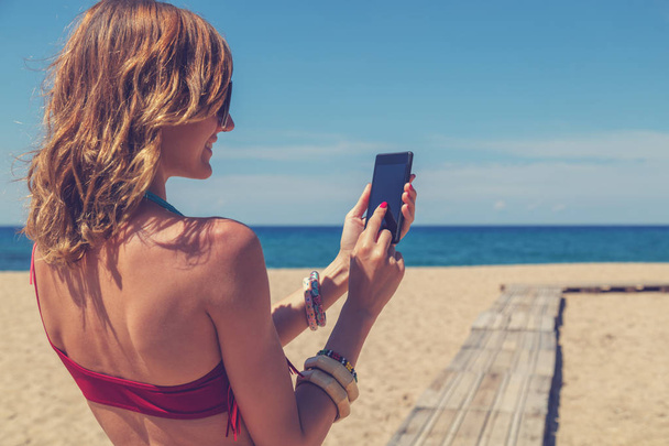 fiatal nő használ okostelefon szabadban - Fotó, kép