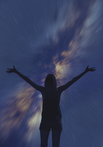 Silhouette eines Mädchens mit Händen in der Luft bei Nacht - Foto, Bild